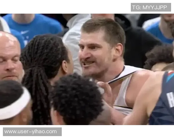 关键时刻约基奇拼尽全力抢篮板摔倒罚球引发爵士主教练哈迪愤怒反应